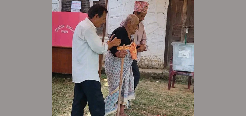 तनहुँको भानुमा ११३ वर्षीया वृद्धाद्वारा मतदान
