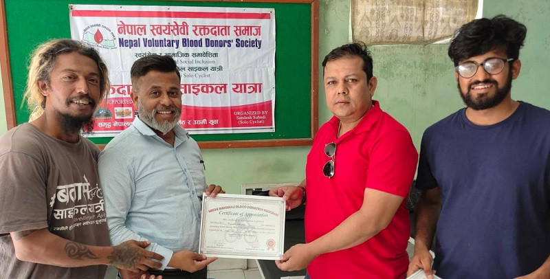 साईकलयात्रीले चलाए मेची–महाकाली रक्तदान अभियान,बुटवलमा रक्तदान
