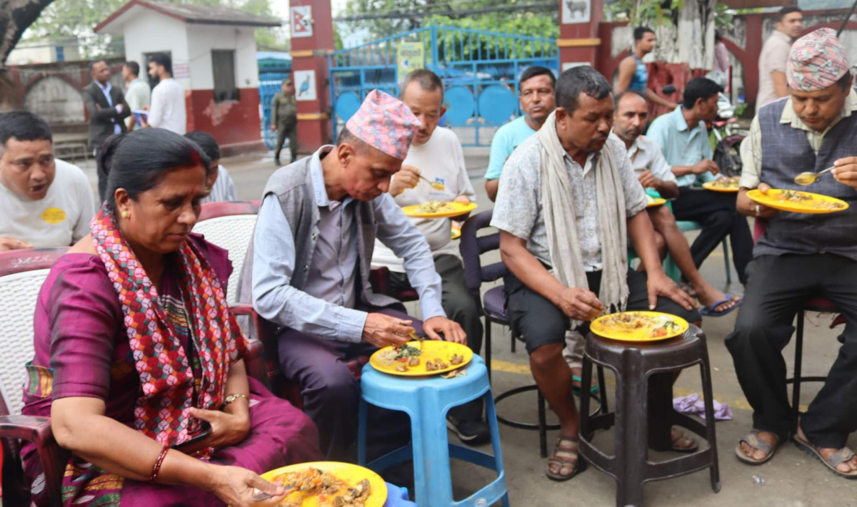 फरक शैलीमा बुटवलका मेयर : गणतन्त्र दिवसमा गरे सफाईकर्मी मजदुरसंग सहभोज