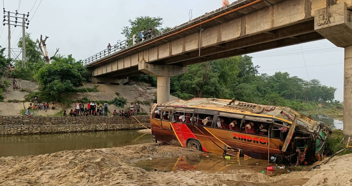 रोहिणी खोलामा यात्रुबाहक बस दुर्घटना हुँदा ९ जनाको मृत्यु २३ यात्रु घाइते