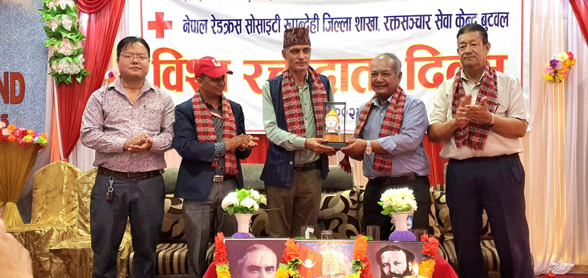 बुटवलमा रक्तदातालाई पदकसहित सम्मान