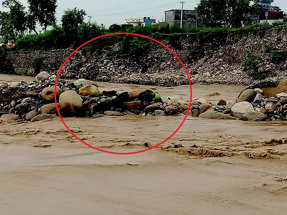 तिनाउ खोलाको बाढीमा भेटियो बुद्धनगरका नेपालीको शव