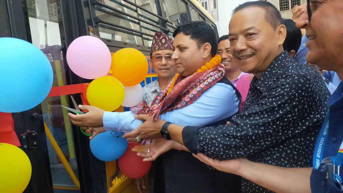 कालिका क्याम्पसमा नयाँ बस संचालन,शिक्षामन्त्री खाँनले काटे रिवन