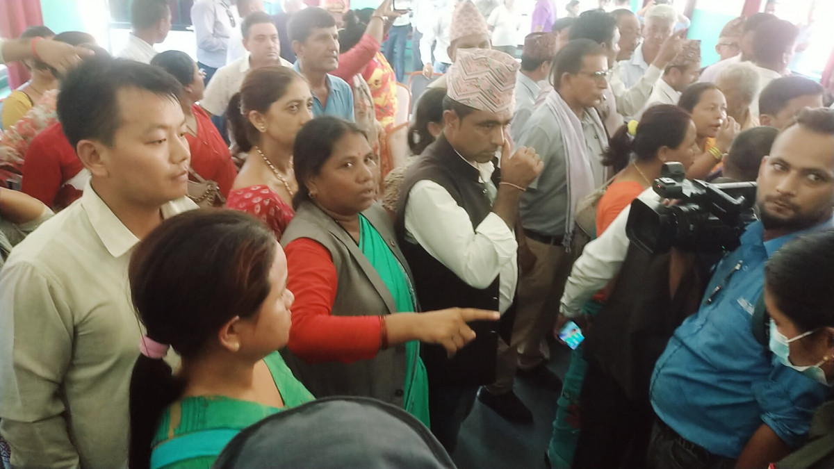 तिलाेत्तमाकाे चाैथाे नगरसभा गणपुरक संख्या नपुगेपछि  पुन: स्थगित,उममेयरकै नेतृत्वमा नाराबाजी (भिडियाे)