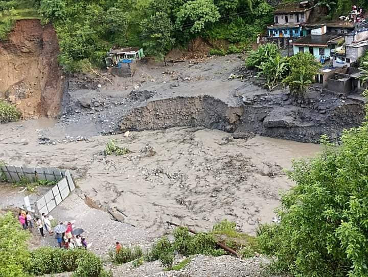 दार्चुला : पहिरोमा पुरिएर २ जनाको मृत्यु,११ जना बेपत्ता
