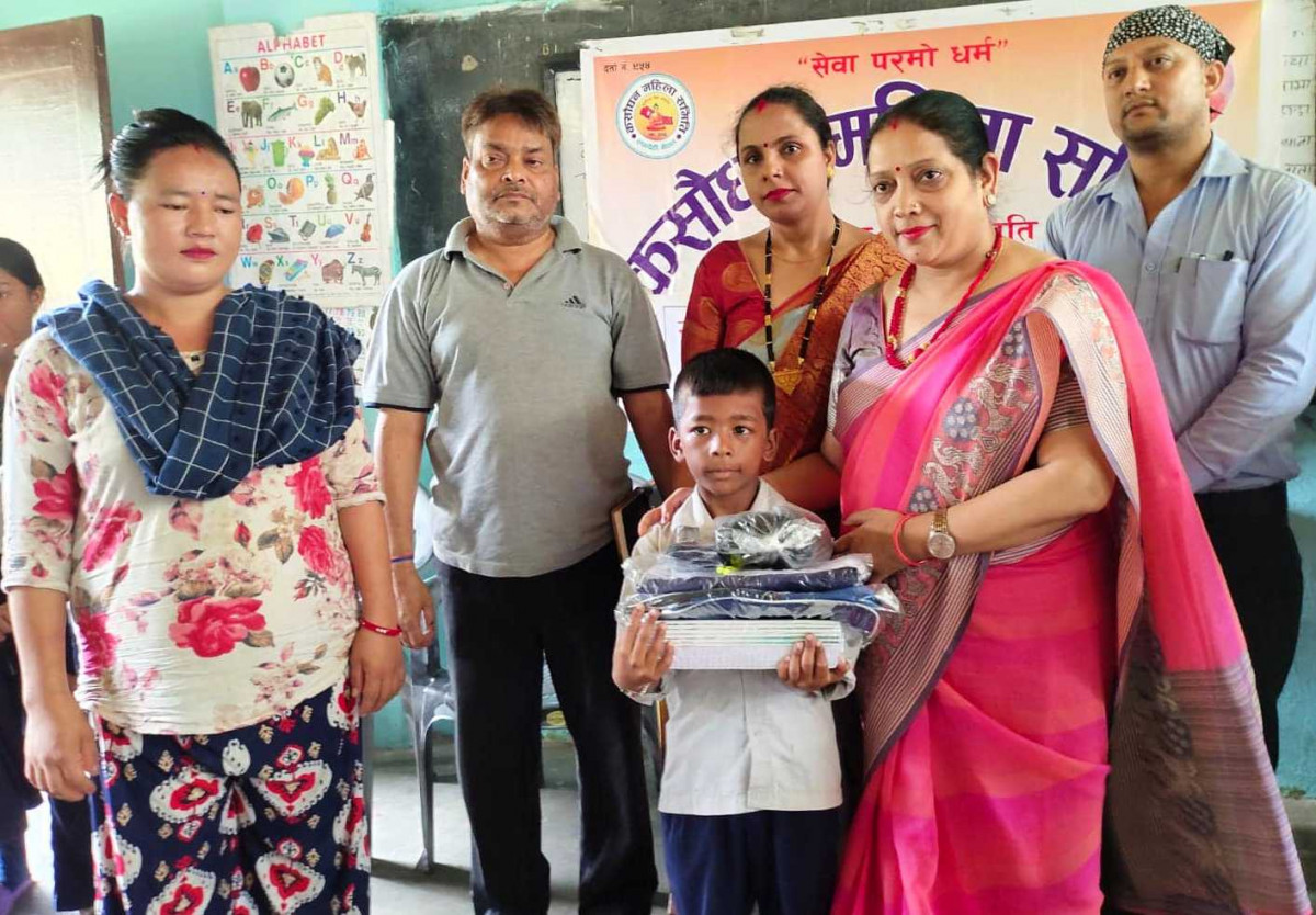 कसौधन महिलाद्वारा पाँचजना विपन्न विद्यार्थीलाई छात्रवृत्ति