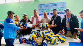 घुम्टे युवा परिवार जापानद्वारा बागलुङमा खेलकुद सामाग्री सहयोग