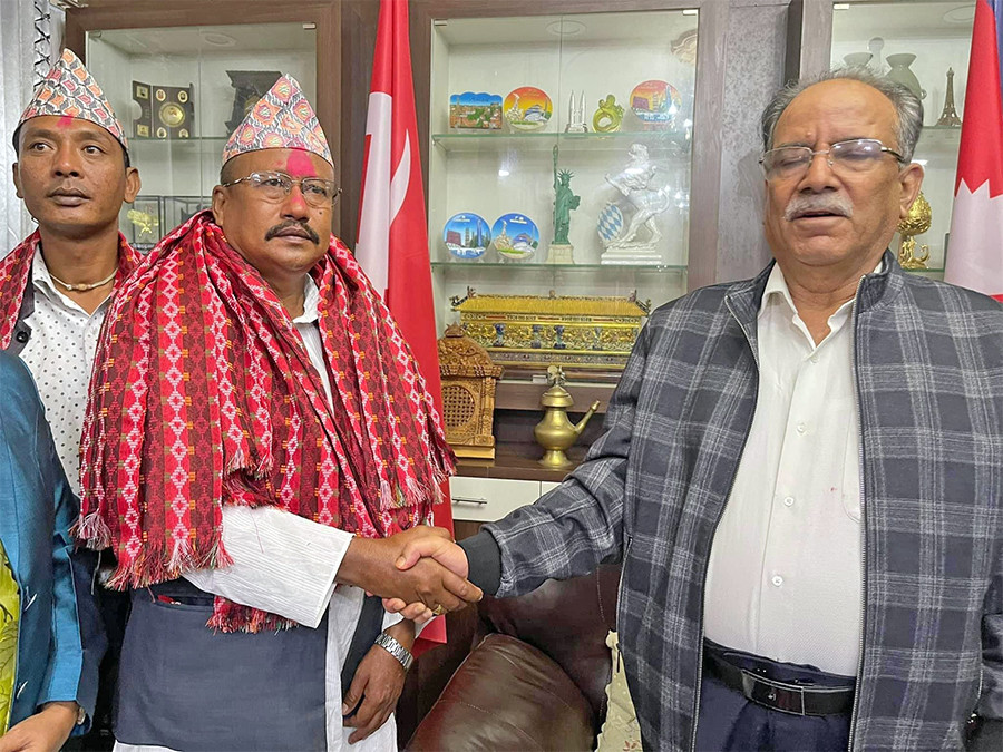 इटहरीका पूर्वमेयर द्वारिकलाल चौधरी माओवादी केन्द्रमा,प्रचण्डले गरे स्वागत