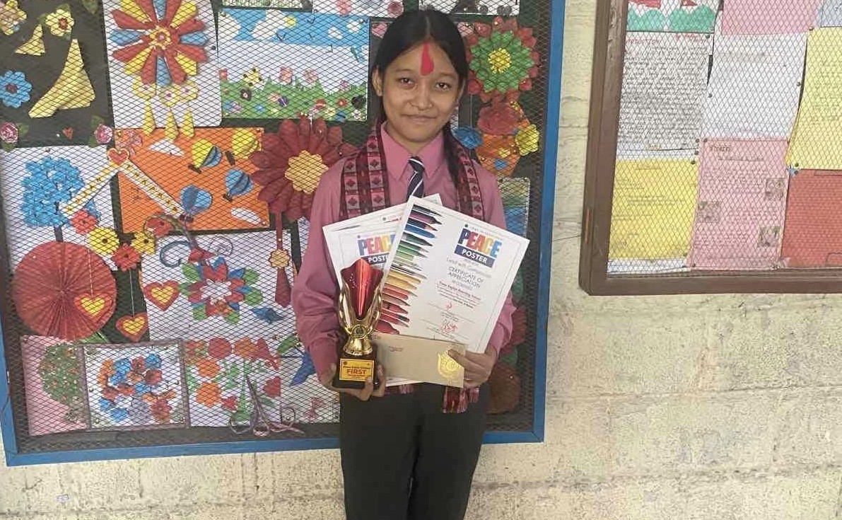 पीस पोष्टर प्रतियोगितामा तिनाउकी शौरभी थापा प्रथम