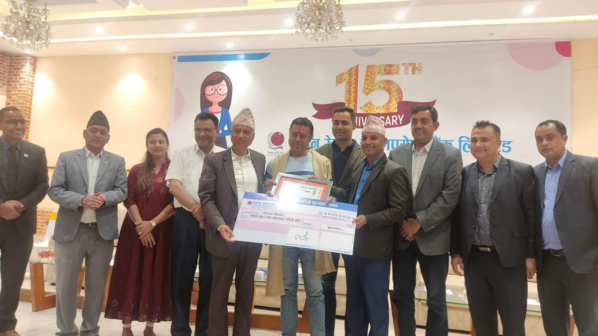 शाईन आर्थिक पत्रकारिता पुरस्कार माधव नेपाललाई प्रदान