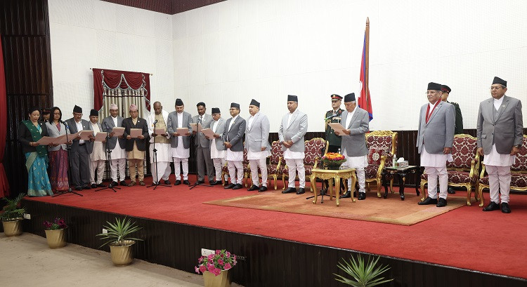 ६ वटा मन्त्रालय प्रधानमन्त्री  प्रचण्डसँगै,सातौंपल्ट पुनर्गठन हुँदा पनि मन्त्रिपरिषद अपुरो