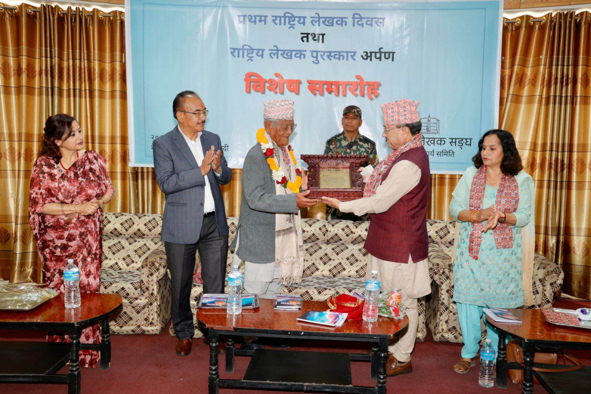 राष्ट्रिय लेखक पुरस्कार बैरागी काइँलालाई