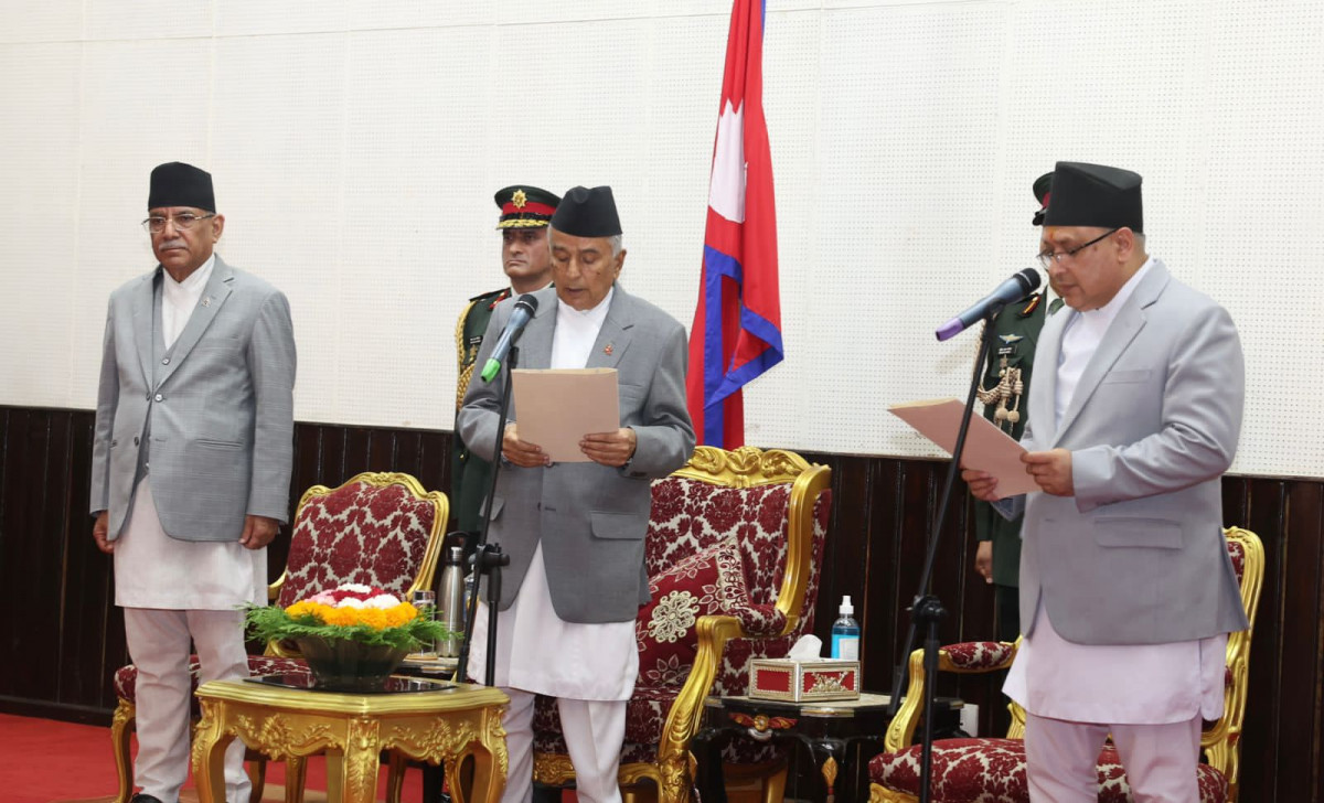 प्रधानन्यायाधीश हरिकृष्ण कार्कीद्वारा पद तथा गोपनीयताको शपथ