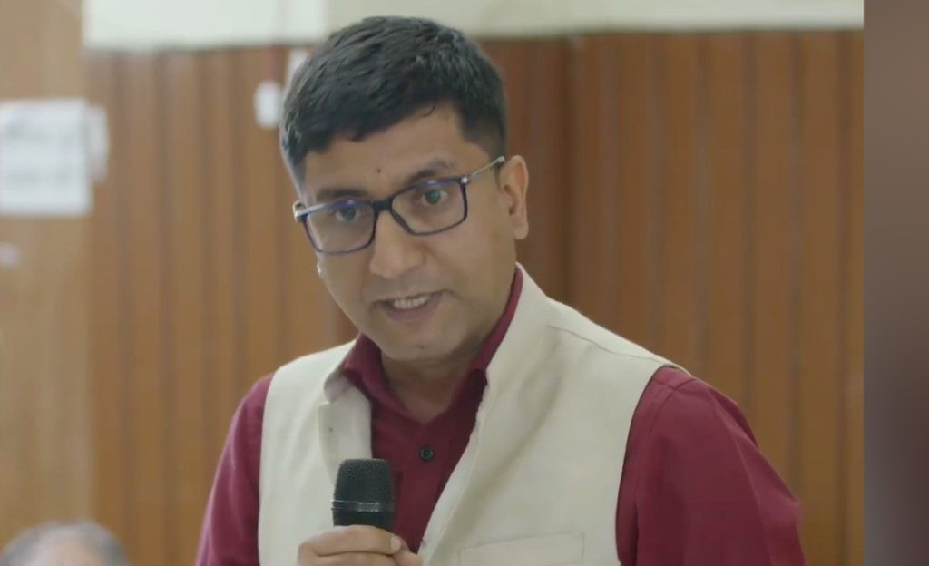 ‘सरकार र साथी मध्ये के रोज्ने हो यो बैठकले टुंगो लगाउनुपर्दछ’ : अजयबाबु शिवाकोटी