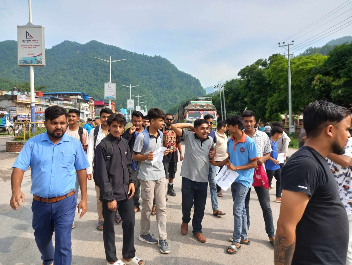 प्रधानमन्त्री प्रचण्डको राजीनामा माग्दै अनेरास्ववियुद्वारा बुटवलमा  १ घण्टा चक्काजाम