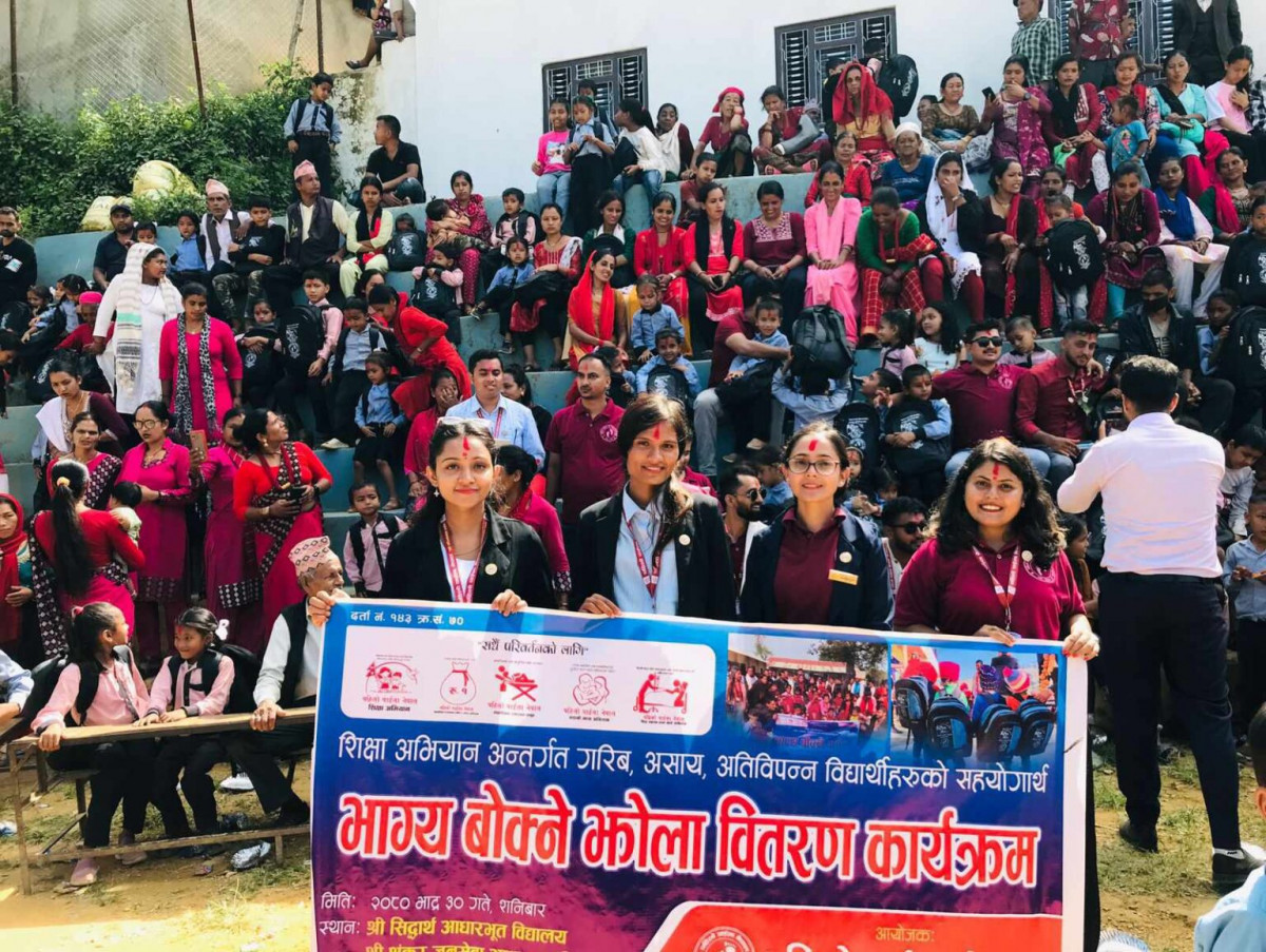 पहिलो पाईला बुटवलले अर्घाखाँचीमा बाँड्यो विपन्न विद्यार्थीलाई भाग्य बोक्ने झोला