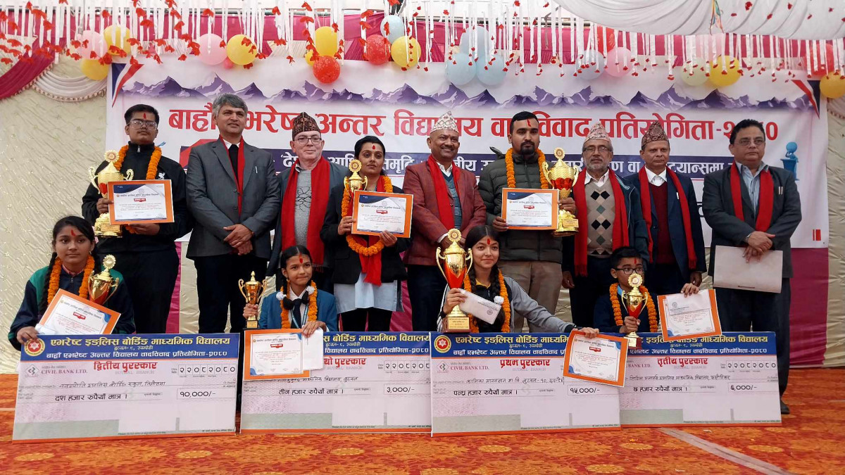 १२ औं एभरेष्ट अन्तर विद्यालय वादविवादमा कालिका मानवज्ञानकी करिना भइन् प्रथम