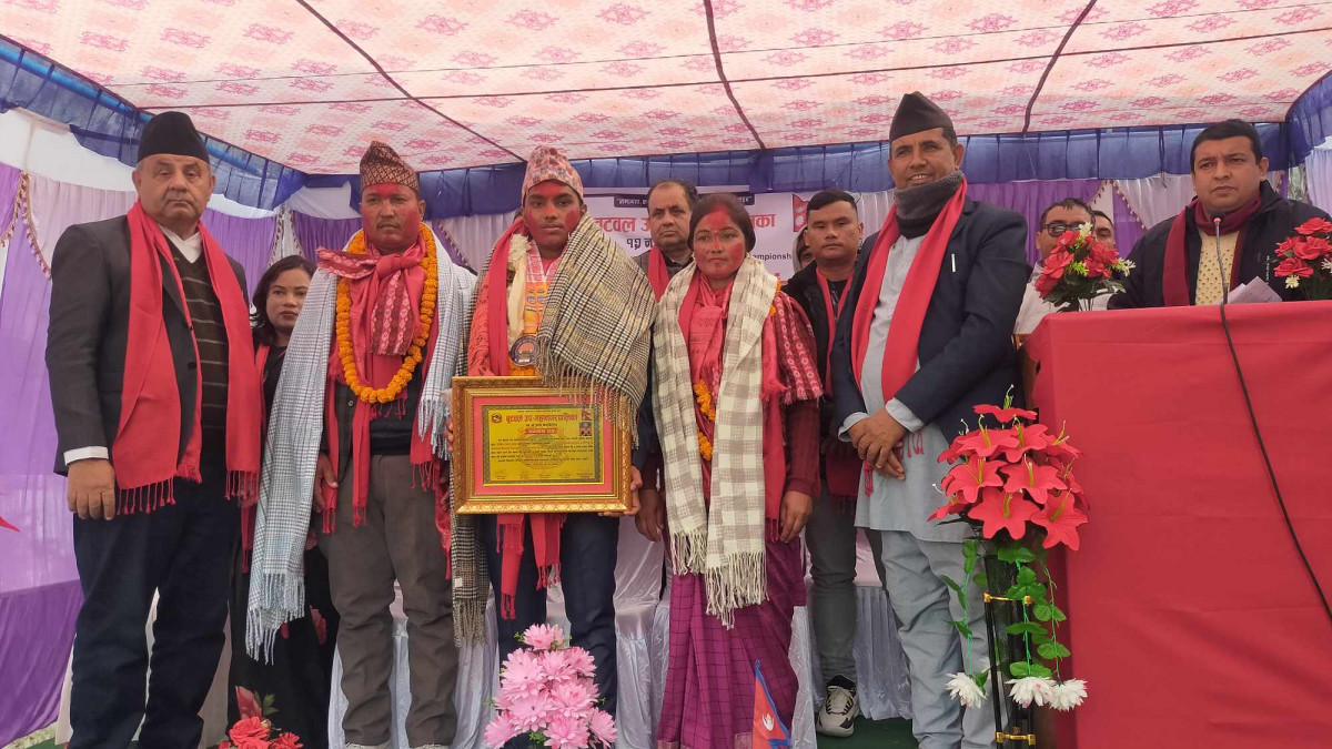 भारत्तोलनमा विश्व च्याम्पियन दिलिपलाई बुटवल १२ ले गर्यो नगदसहित सम्मान
