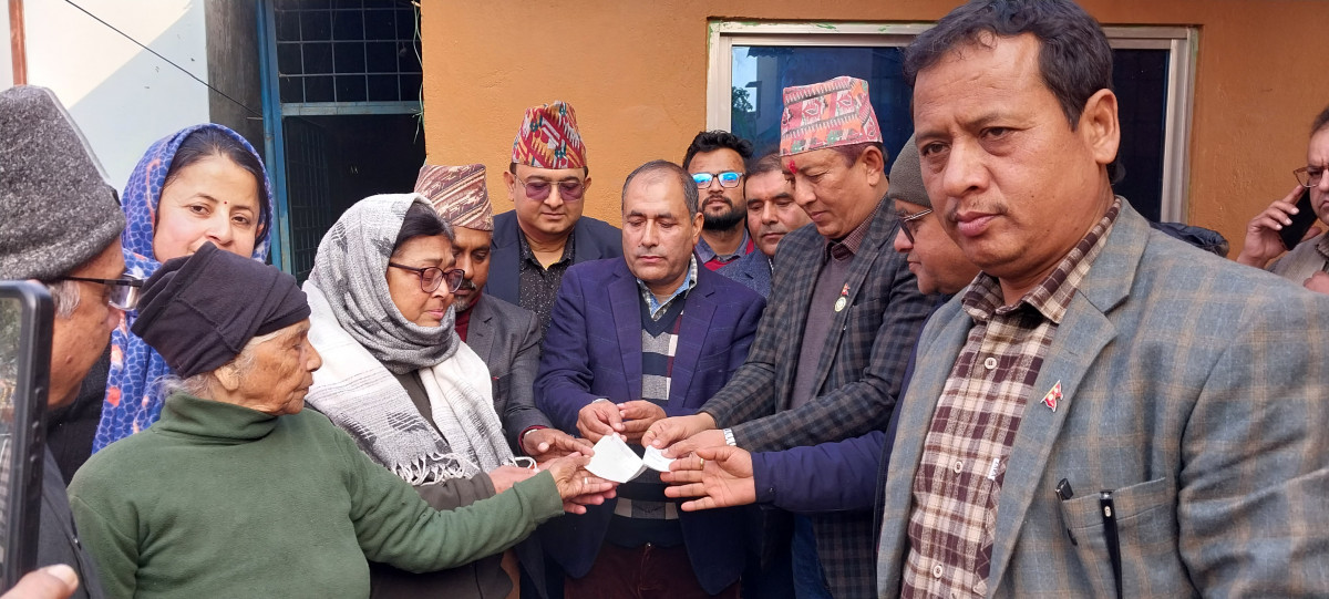 स्व. देवकोटाको परिवारलाइ तिलोत्तमा उवा संघद्वारा १ लाख १ हजार सहयोग  