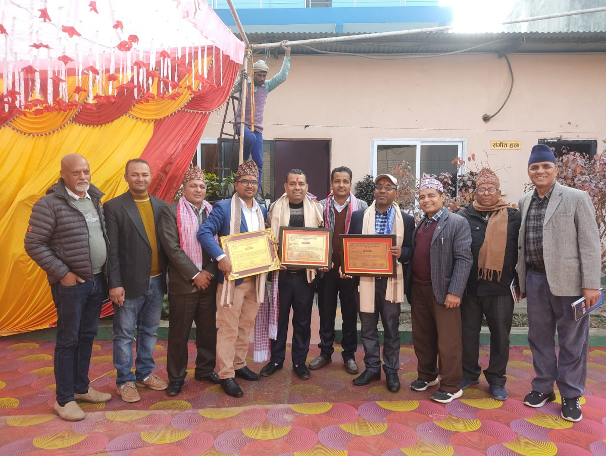 सिसास रूपन्देहीद्वारा साहित्यकारहरू सम्मानित