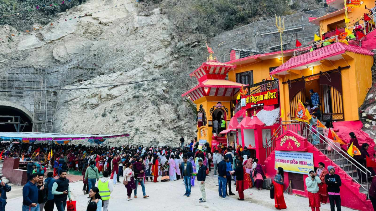 महाशिवरात्री :  बिहान साढे तीन बजेदेखि नै सिद्धबाबा मन्दिरमा दर्शनार्थीको भिड (फोटोफिचरसहित)