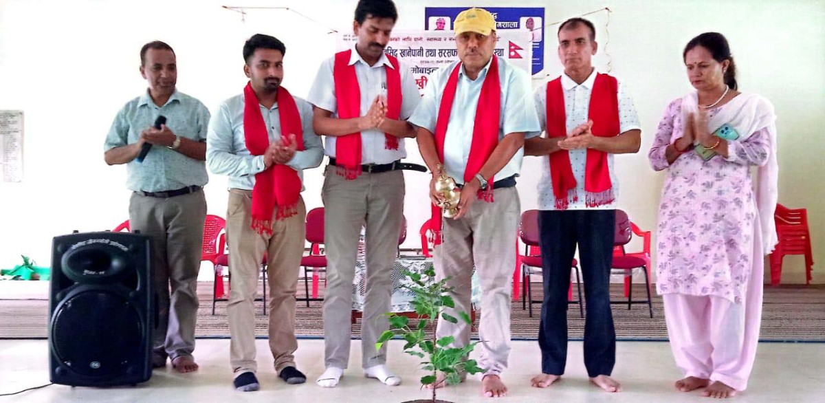 उपभोक्तालाई आफ्नै मोबाइल एप चलाउन सिकाउँदै देवसिद्ध खानेपानी
