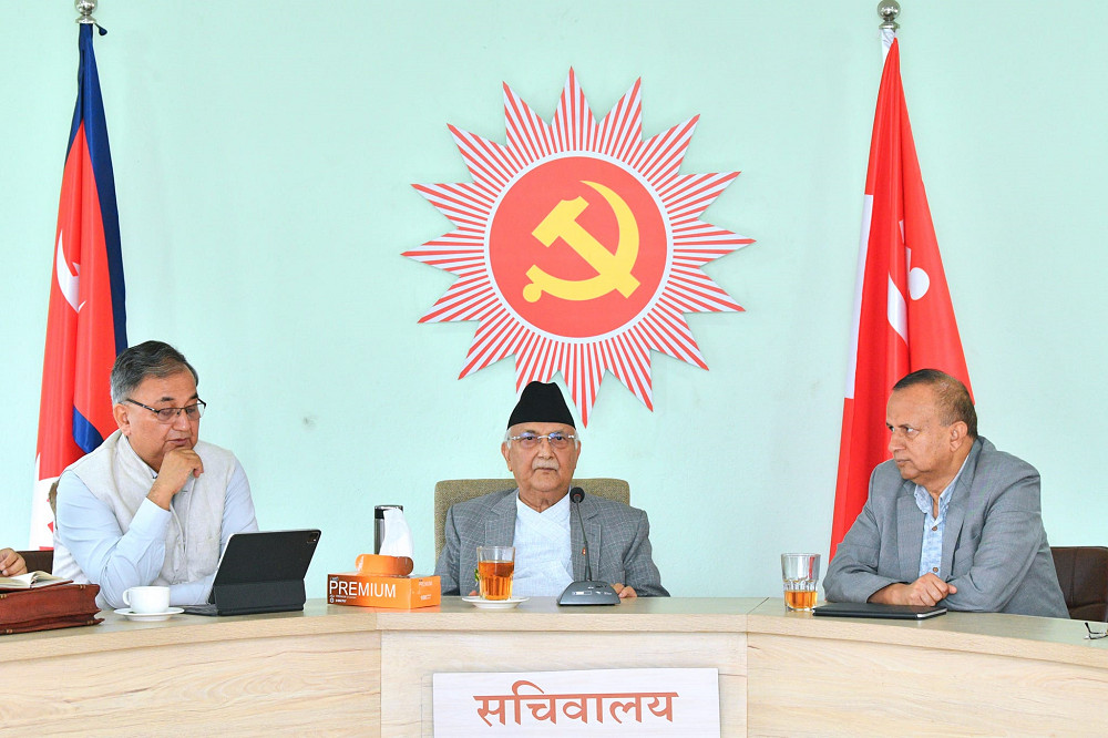 दीर्घकालीन असर पर्ने निर्णय नगर्न प्रधानमन्त्री ‘प्रचण्डलाई एमालेको ध्यानाकर्षण