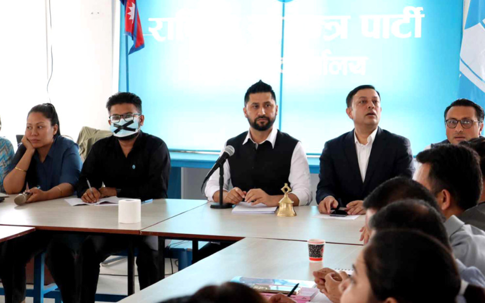 रास्वपा विवाद : मुकुल ढकाल महामन्त्री, प्रवक्ता र केन्द्रीय सदस्यबाट बर्खास्त