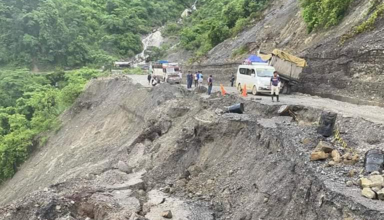 बुटवल-पाल्पा सडक खण्डको हिउँदे खोला नजिकै झन्डै ६० मिटर सडक भासियो