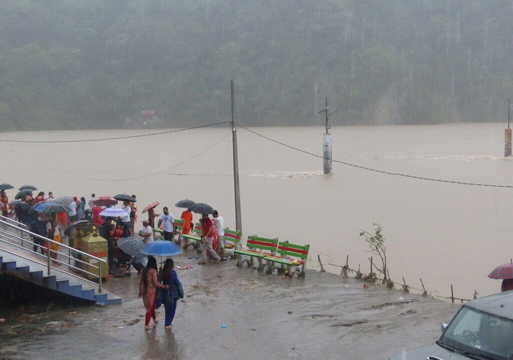 देवघाटका कुटी र धर्मशालामा रहेका करिब एक सय जनाको उद्धार