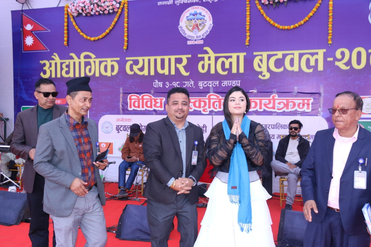 बुटवल मेलामा गायीका समीक्षाले नचाईन दर्शक