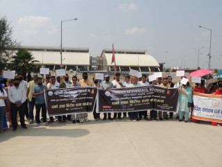 गौतमबुद्ध अन्तर्राष्ट्रिय विमानस्थलबाट नियमित उडानको माग गर्दै एक घण्टा धर्ना
