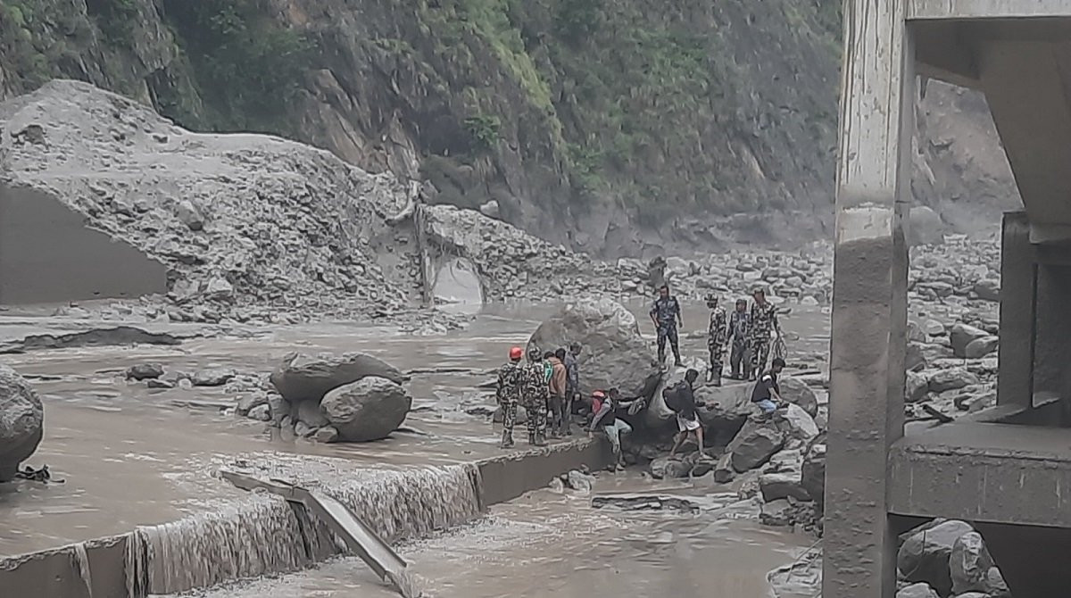 रसुवामा बाढीको वितण्डा : ५० जनाको उद्धार