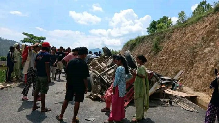 सल्यानमा फोर्स गाडी दुर्घटना,चालकसहित १५ जना घाइते