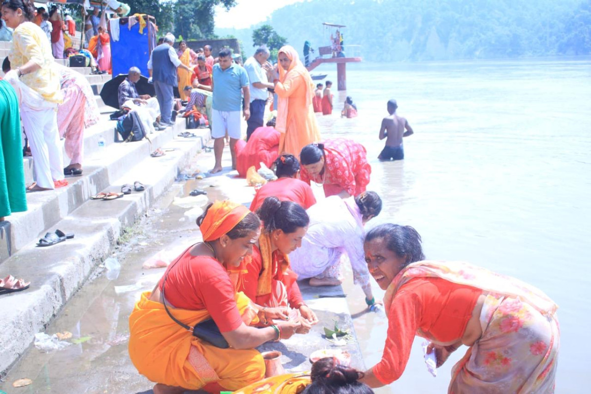 त्रिवेणीकाे जल सिद्धबाबा मन्दिर लगेर अर्पण