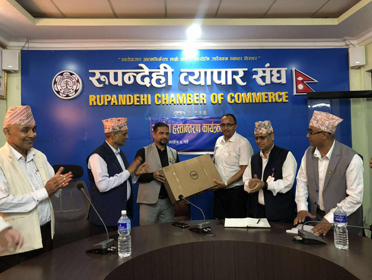 बुटवलका दुई सरकारी कार्यालयलाई व्यापार संघले दियो २ लाखको सामान