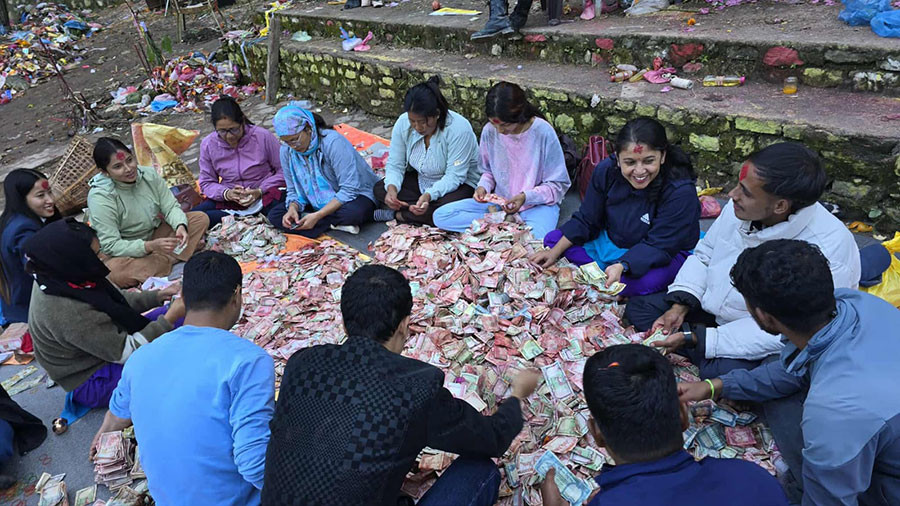 सत्यवती बज्यैलाई भक्तजनले चढाएको भेटी गणना,३२ लाख रुपैयाँ संकलन