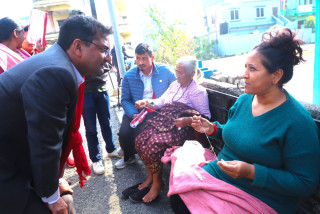 घरघरमा पुगेर मतदाताका कुरा सुन्दै, योजना सुनाउदै सुवास पाण्डे `विश्वदीप´