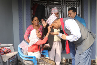 जनताको समस्या सुन्दै घरदैलोमै केन्द्रित छन् कांग्रेस उम्मेदवार चुन्नप्रसाद