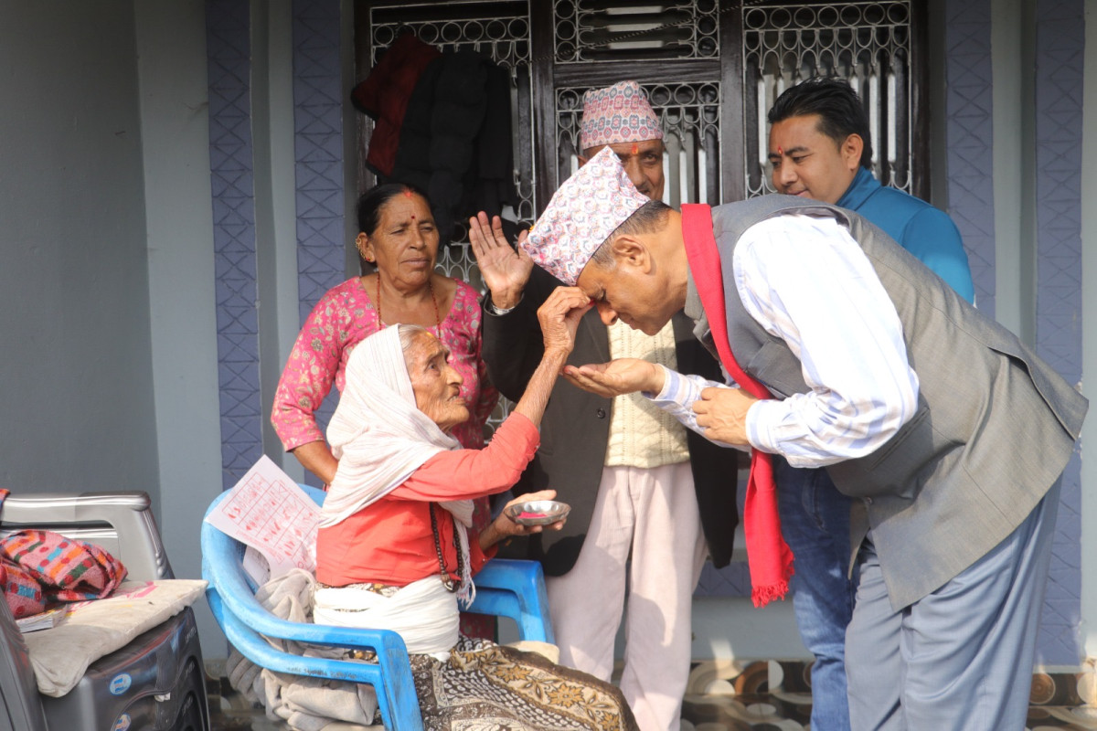 जनताको समस्या सुन्दै घरदैलोमै केन्द्रित छन् कांग्रेस उम्मेदवार चुन्नप्रसाद