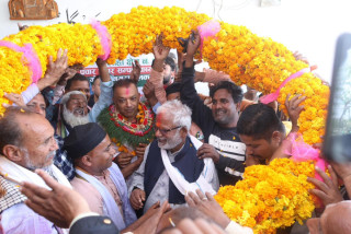 सभापति गगन थापालाई सर्लाही ४ का मतदाताद्वारा १२५ किलोको माला