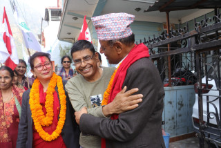 मतदातामाझआफ्ना योजना सुनाउँदै काँग्रेस उम्मेद्वार चुन्नप्रसाद शर्मा पौडेल