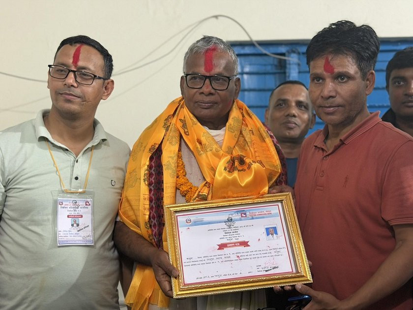 धनुषा १ मा विवादका बिच नेकपाका मातृका यादवलाईआयोगको मान्यता