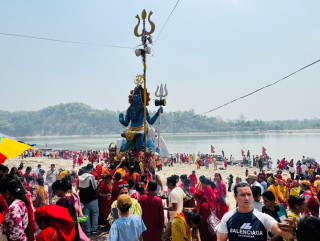 नयांबर्ष २०८३ को पहिलोदिन  त्रिवेणी धाममा बिहानैदेखि भक्तजनको घुइँचो (फोटोफिचर)