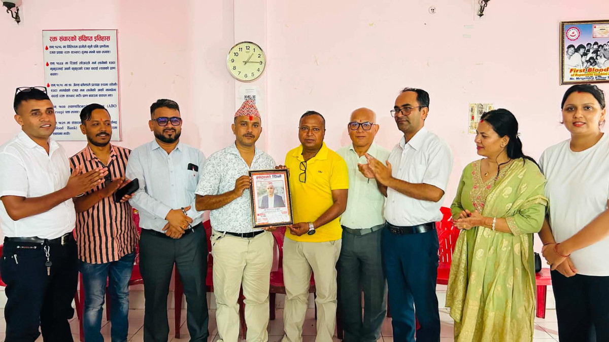 जन्मदिनमा ब्यवसायी पोखरेलले गरे वृक्षारोपण तथा रक्तदानको आयोजना
