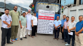 रसुवा बाढी प्रभावितहरुका लागि फुटवेयर म्यानुफ्याक्वर्सद्वारा साढ १० हजार जोर जुत्ता चप्पल सहयोग